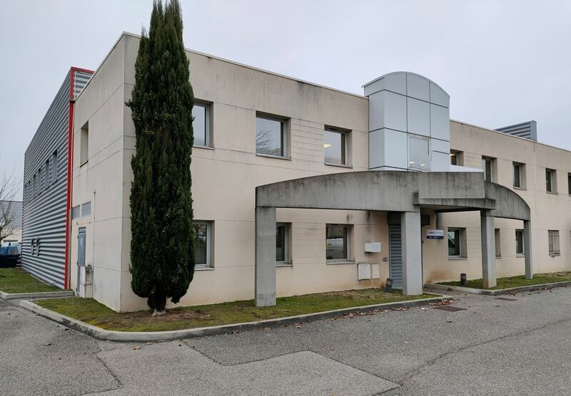 Local d'activités dans Saint-Priest à vendre - Photo du bâtiment - Image 1 de 8
