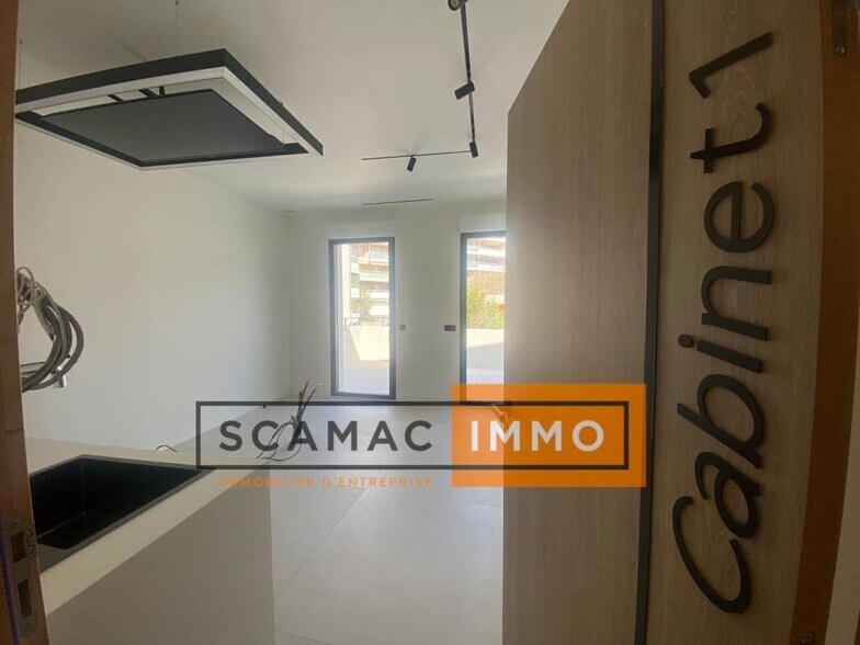 Flex in Marseille for lease - Interior Photo - Image 2 of 6
