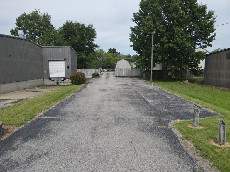 910 Industrial Blvd, New Albany, IN à vendre - Photo du bâtiment - Image 1 de 10