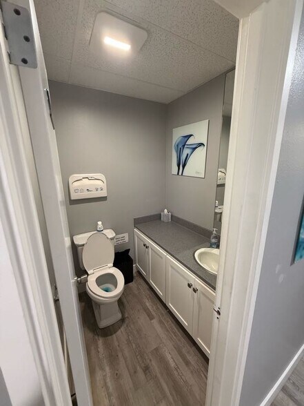 1920 E Katella Ave, Orange, CA à louer - Photo du bâtiment - Image 3 de 25