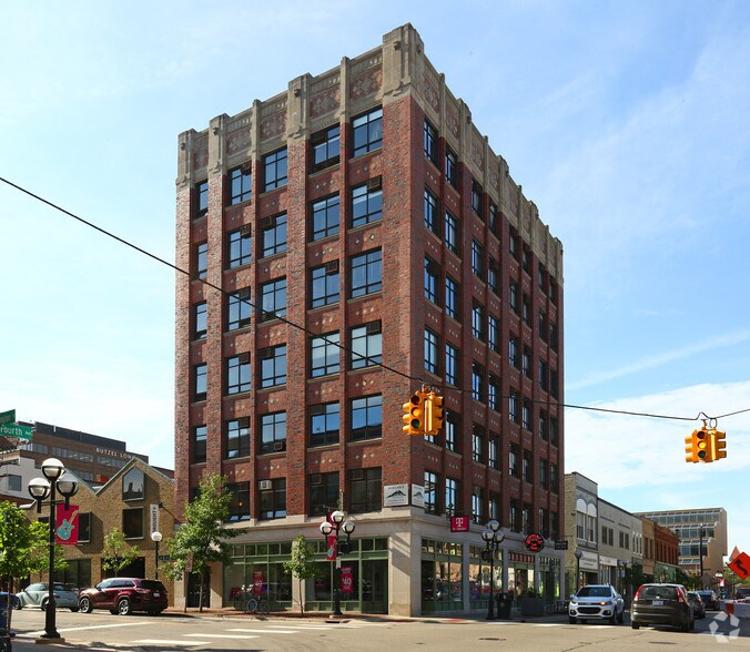 200-202 E Washington St, Ann Arbor, MI à louer - Photo principale - Image 1 de 16