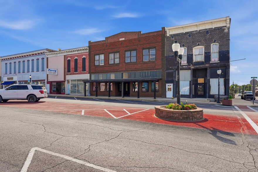 204 S Broadway, Salisbury, MO for sale - Primary Photo - Image 1 of 79
