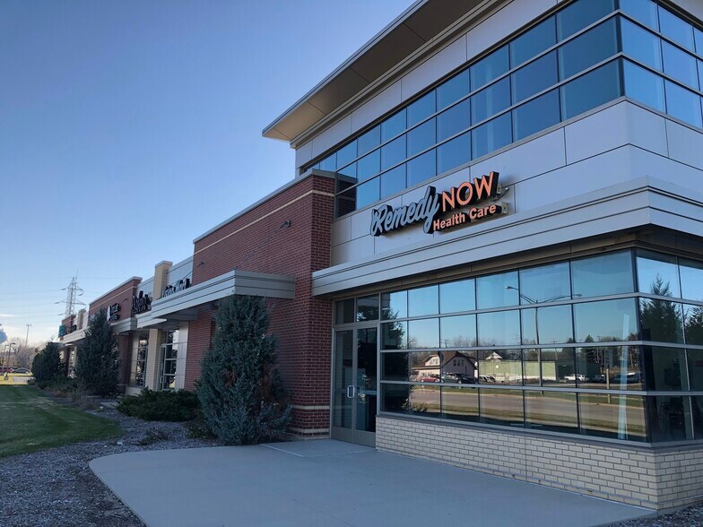 Howell Ave, Oak Creek, WI à louer - Photo du bâtiment - Image 2 de 6