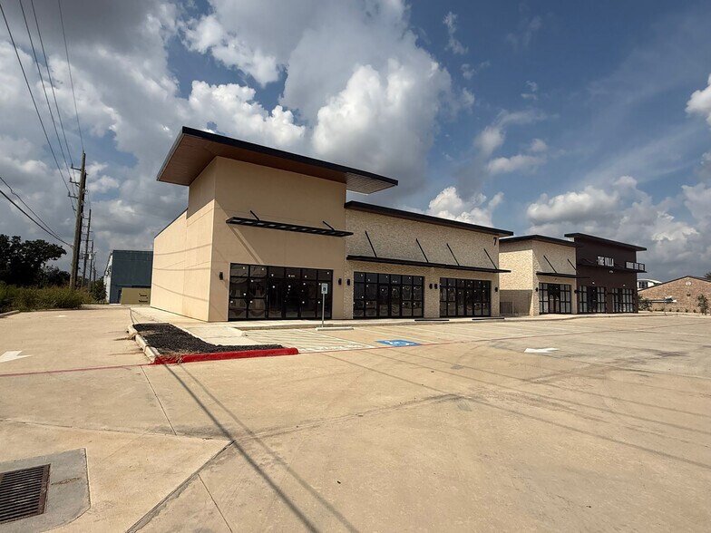 735 Plantation Dr. Dr, Richmond, TX à louer - Photo du bâtiment - Image 1 de 12