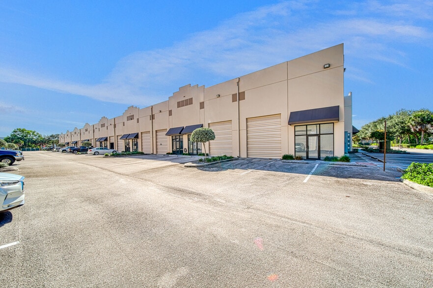 7602-7664 SW Jack James Dr, Stuart, FL à vendre - Photo du bâtiment - Image 3 de 9