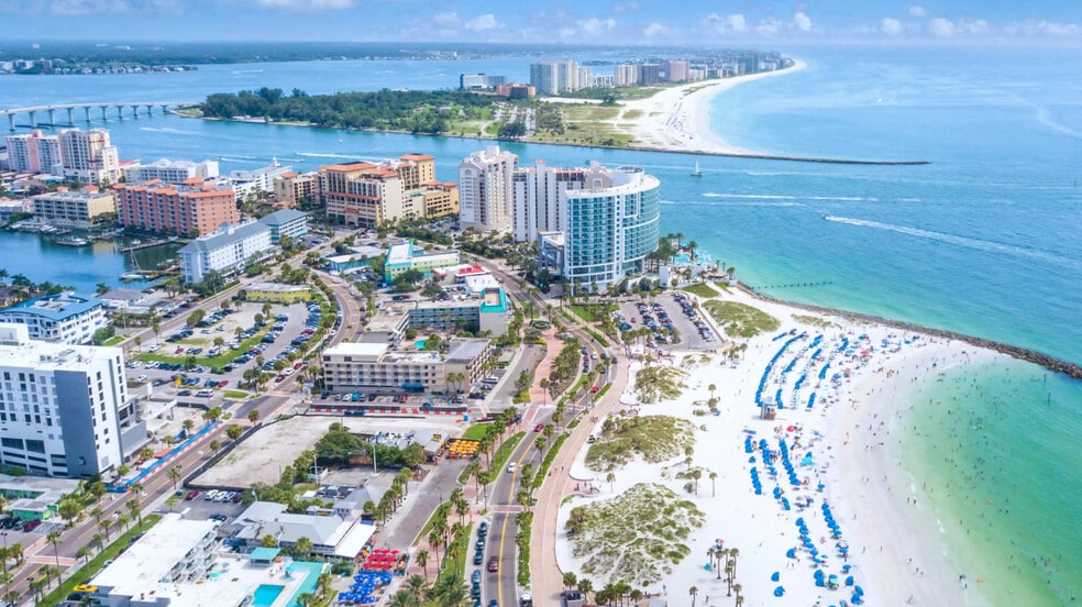 600 Wildwood Way, Clearwater, FL à vendre - Photo du bâtiment - Image 2 de 24