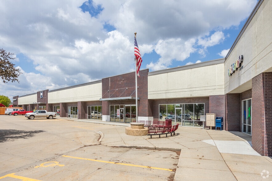 2401 Se Tones Dr, Ankeny, IA for lease - Building Photo - Image 1 of 9