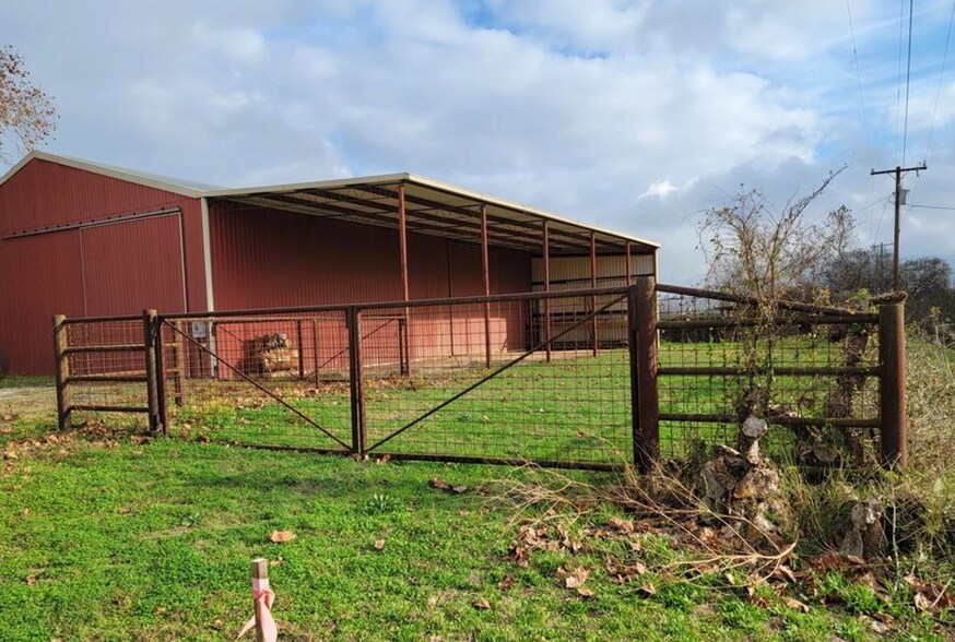 221-E Avenue C, Milano, TX à louer - Photo du bâtiment - Image 2 de 13