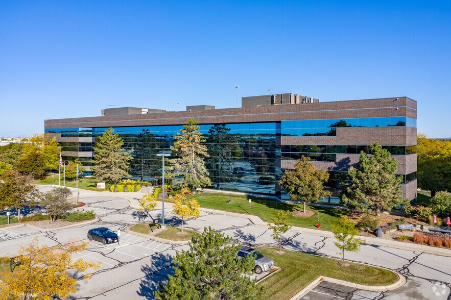 20800 Swenson Dr, Waukesha, WI for lease - Primary Photo - Image 1 of 9