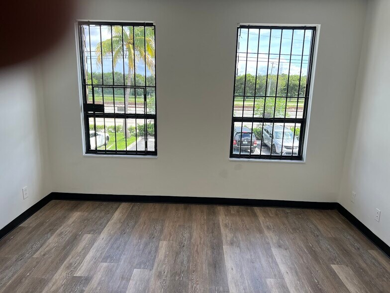 2001 N Dixie Hwy, Pompano Beach, FL à louer - Photo du bâtiment - Image 3 de 23