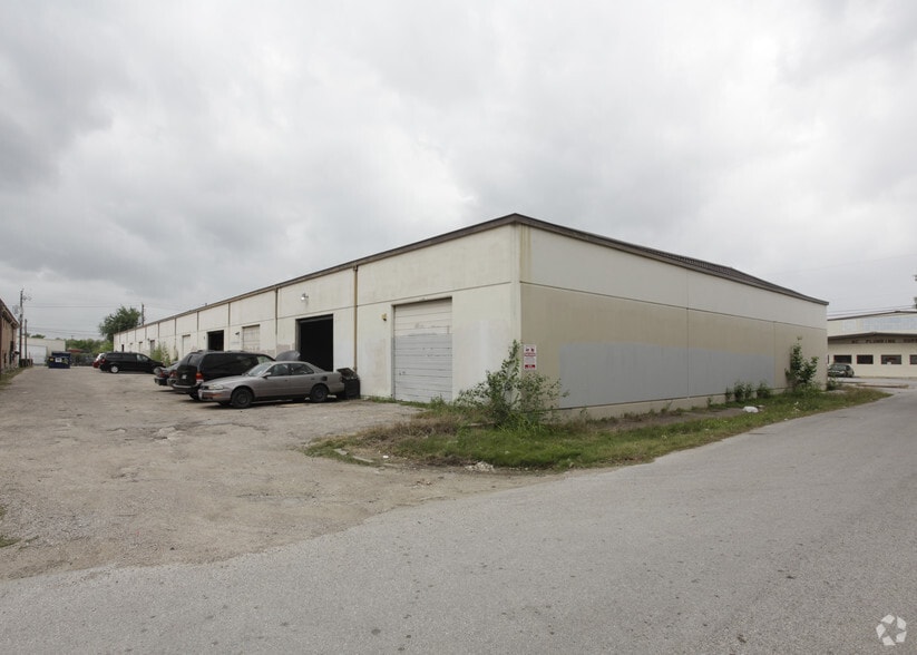 7111-7129 Atwell Dr, Houston, TX for lease - Building Photo - Image 3 of 6