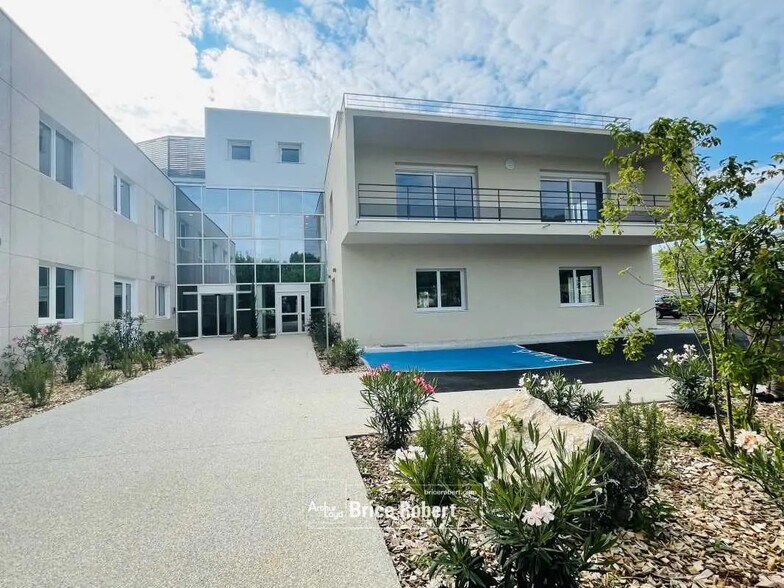 Office in Bron for lease - Building Photo - Image 1 of 11