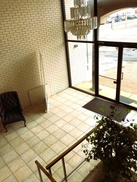 45 E Main St, Freehold, NJ à louer - Photo du bâtiment - Image 2 de 6