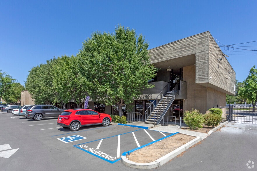 191 W Shaw Ave, Fresno, CA for lease - Building Photo - Image 2 of 13