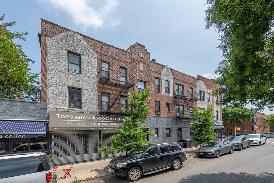 39-29 47th Ave, Sunnyside, NY à vendre - Photo du bâtiment - Image 3 de 42