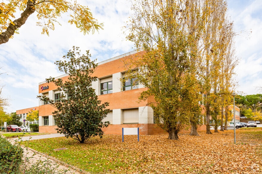 Office in Cerdanyola del Vallès, Barcelona for lease - Building Photo - Image 2 of 2