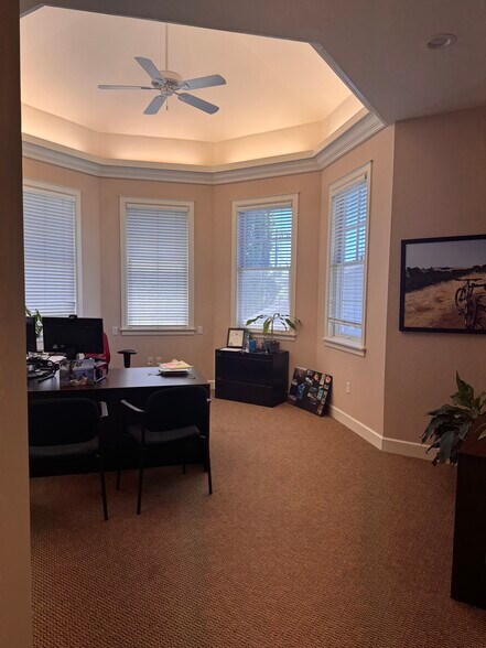 561 1st St W, Sonoma, CA à louer - Photo intérieure - Image 2 de 17