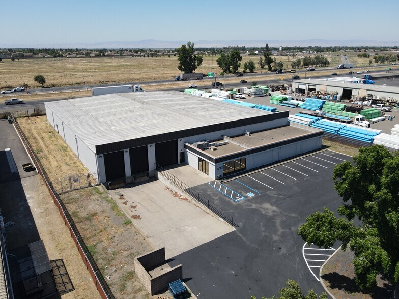 1246 Vanderbilt Cir, Manteca, CA à vendre - Photo du bâtiment - Image 2 de 5
