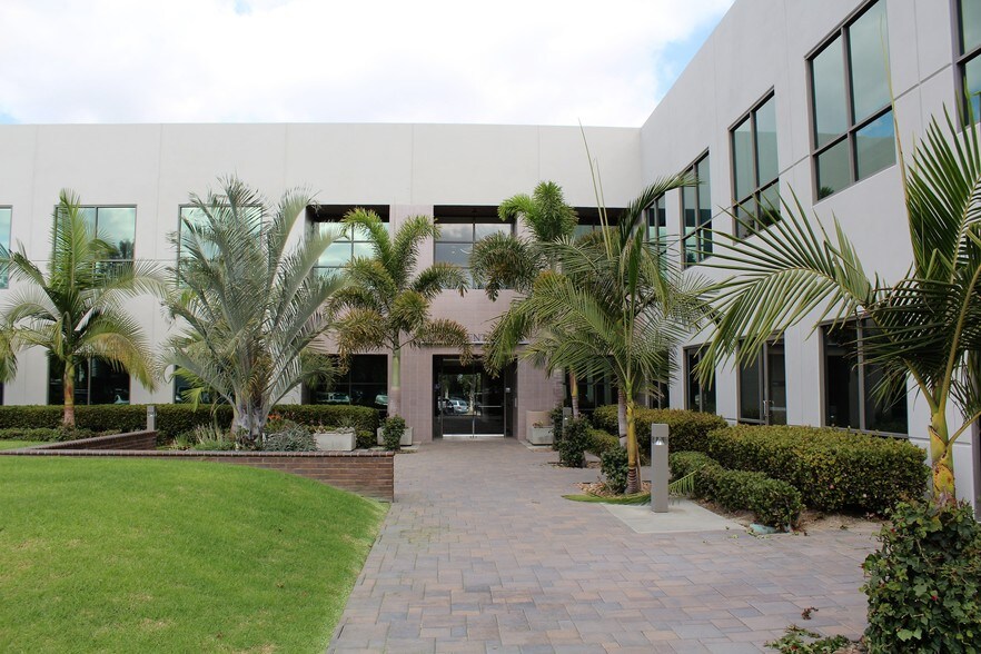 3525 Hyland Ave, Costa Mesa, CA à louer - Photo du bâtiment - Image 2 de 17