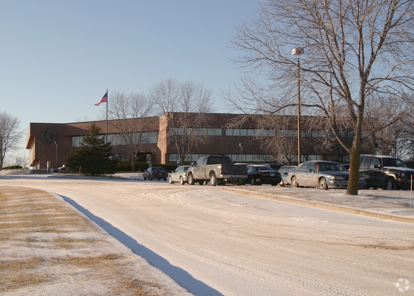 444 E Highway 96, Vadnais Heights, MN for lease - Building Photo - Image 2 of 3