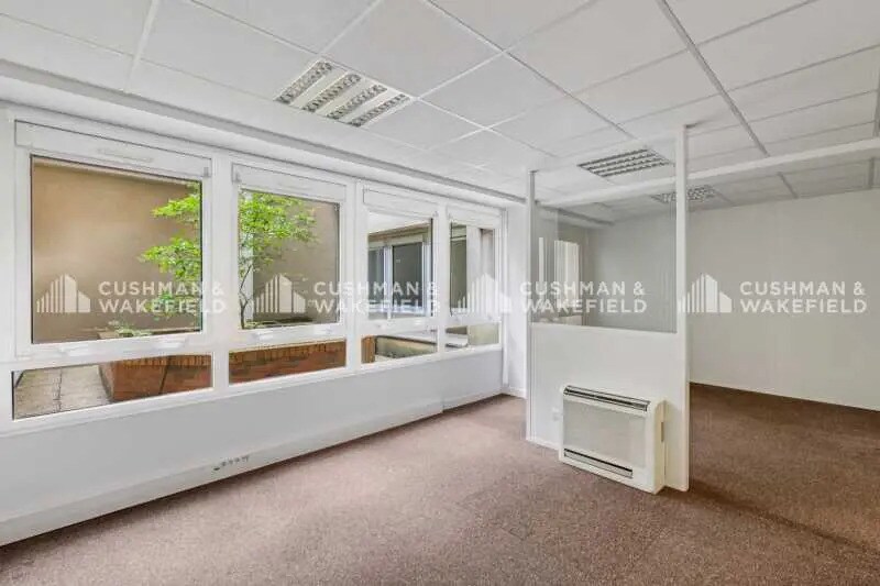 32 Rue De Ponthieu, Paris à louer - Photo du bâtiment - Image 3 de 15