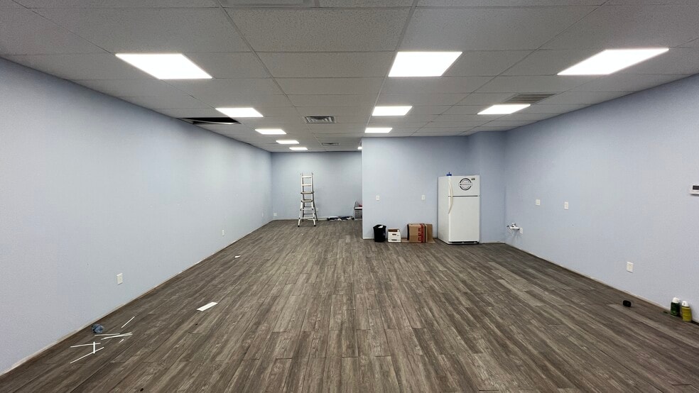 8918 Spring Branch Dr, Houston, TX for lease - Building Photo - Image 3 of 11