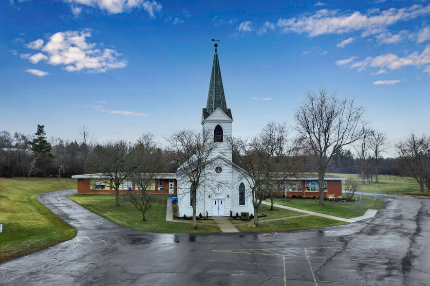 Orchard Park Road portfolio of 2 properties for sale on LoopNet.ca - Building Photo - Image 2 of 33