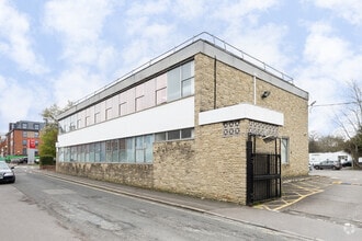 14-43 Victoria Rd, Aldershot for lease Building Photo- Image 2 of 2