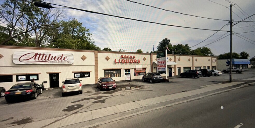 ROCKS PLAZA, portefeuille de 3 propriétés à vendre sur LoopNet.ca - Photo du bâtiment - Image 2 de 10