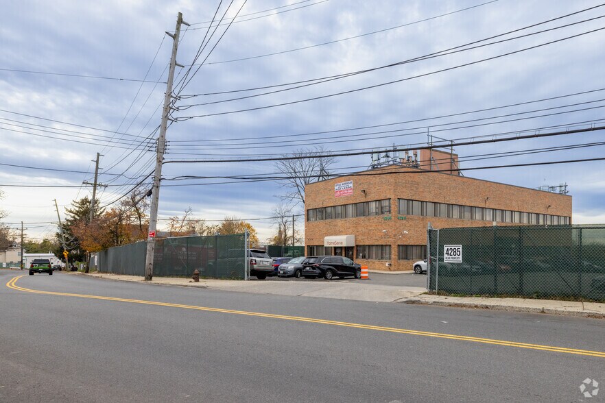 4295 Arthur Kill Rd, Staten Island, NY à louer - Photo du bâtiment - Image 2 de 4
