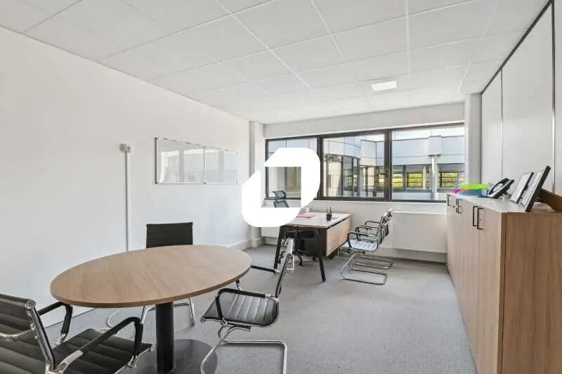 Office in Gennevilliers for lease - Interior Photo - Image 3 of 10