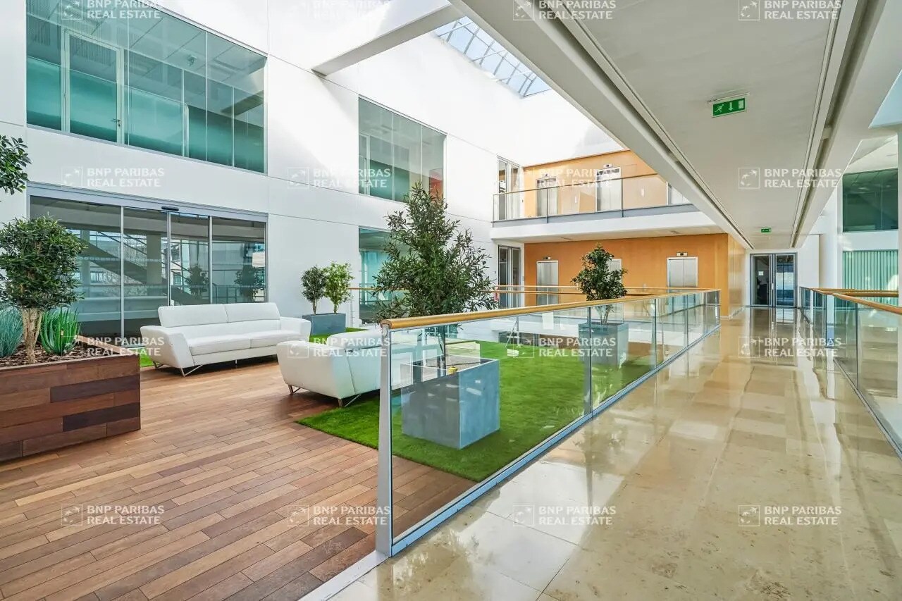 3 Avenue Jeanne Garnerin, Wissous for lease Interior Photo- Image 1 of 13