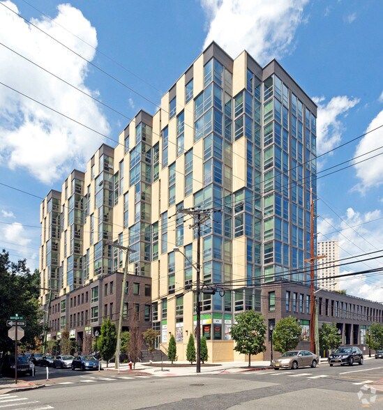 900 Monroe St, Hoboken, NJ à louer - Photo du bâtiment - Image 2 de 4