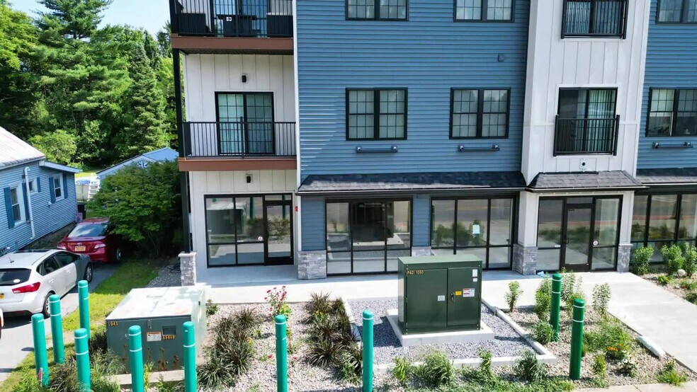 80 Main St, Queensbury, NY à louer - Photo du bâtiment - Image 2 de 3