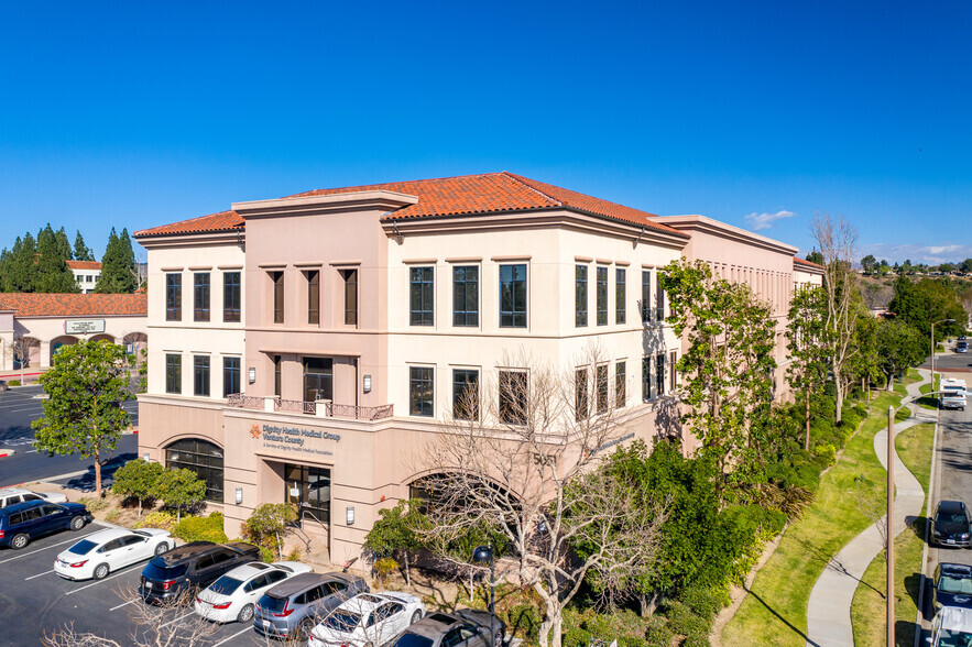 5051 Verdugo Way, Camarillo, CA à louer - Photo principale - Image 1 de 7