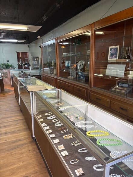 128 E Main St, West Frankfort, IL à vendre - Photo du bâtiment - Image 2 de 18