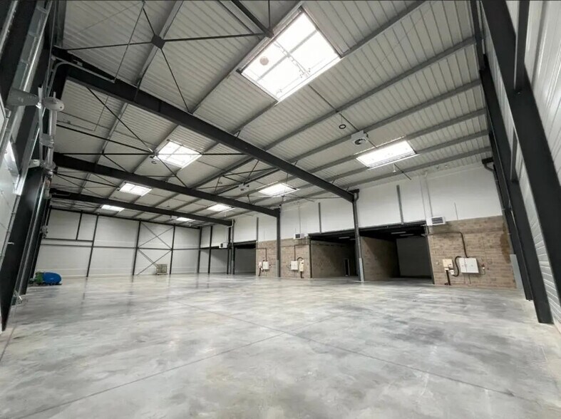 Route De Martigues, Marignane for sale - Building Photo - Image 2 of 7