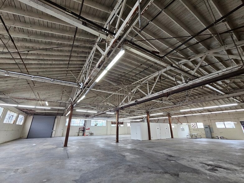 3053 E 11th St, Los Angeles, CA for lease - Building Photo - Image 3 of 14