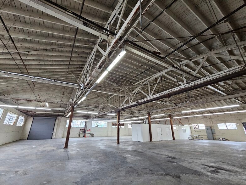 3053 E 11th St, Los Angeles, CA à louer - Photo du bâtiment - Image 3 de 14