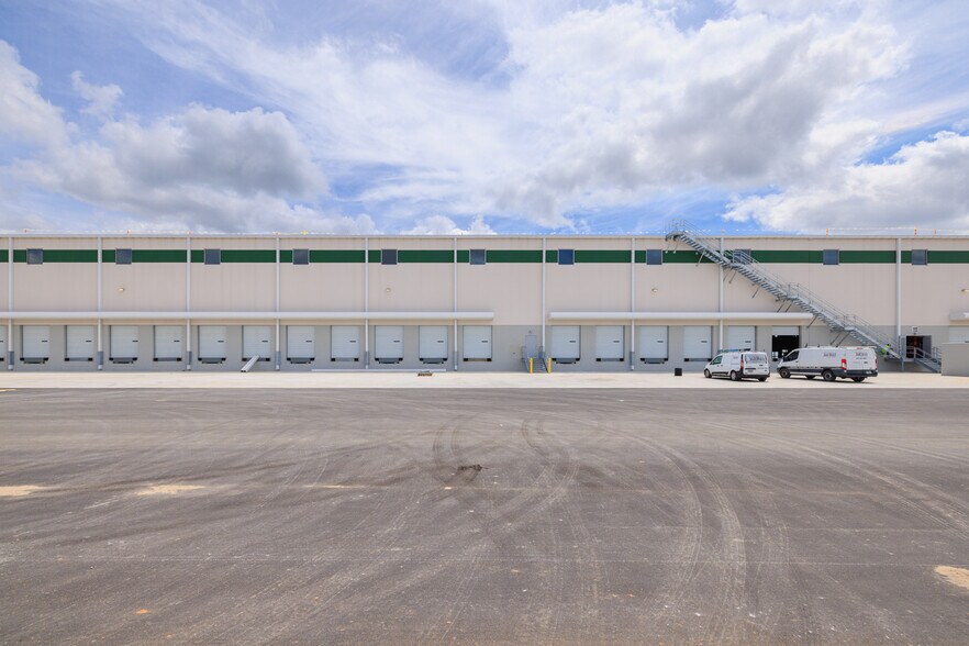 2550 American Way, Groveland, FL à louer - Photo du bâtiment - Image 3 de 6