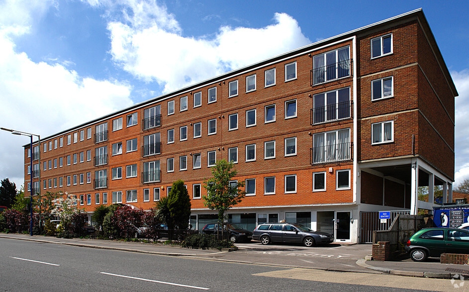 230 High St, Potters Bar for sale - Building Photo - Image 3 of 36