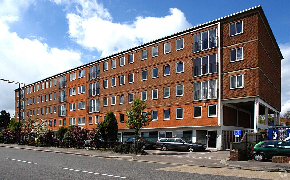 230 High St, Potters Bar à vendre - Photo du bâtiment - Image 3 de 36