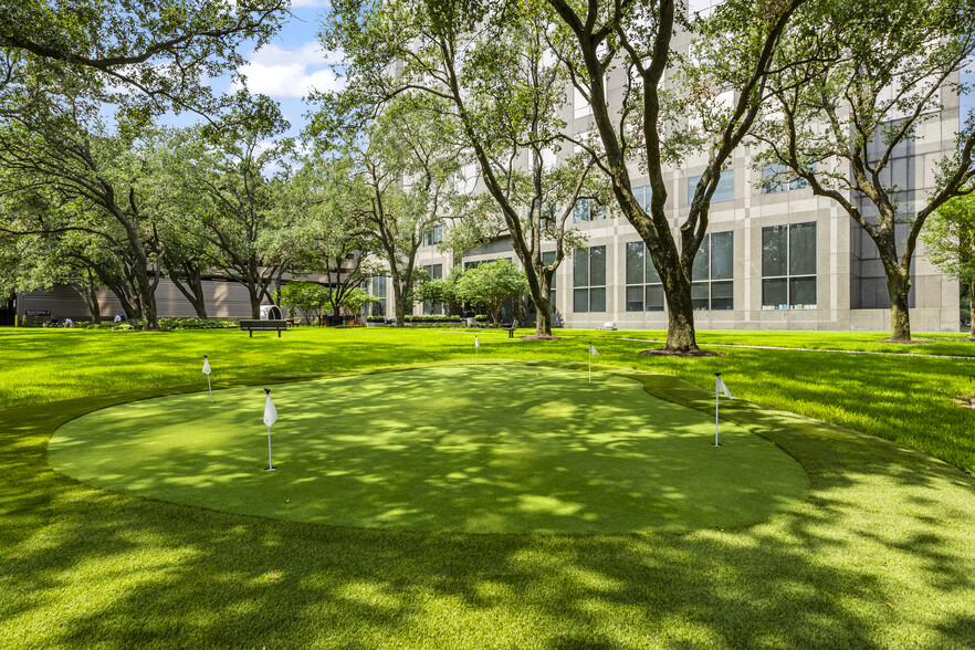 5847 San Felipe St, Houston, TX à louer - Photo du bâtiment - Image 2 de 27