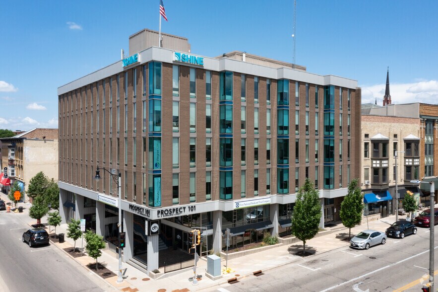 100-101 E Milwaukee St, Janesville, WI à louer - Photo du bâtiment - Image 1 de 43