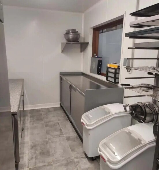 Flex in Rouen for lease - Interior Photo - Image 1 of 5