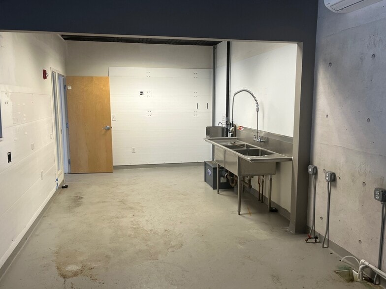 57 Loring Ave, Salem, MA à louer - Photo intérieure - Image 3 de 7