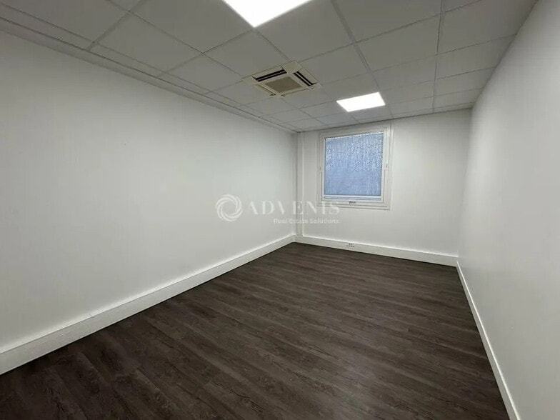 Office in Tremblay-en-France for lease - Building Photo - Image 3 of 8