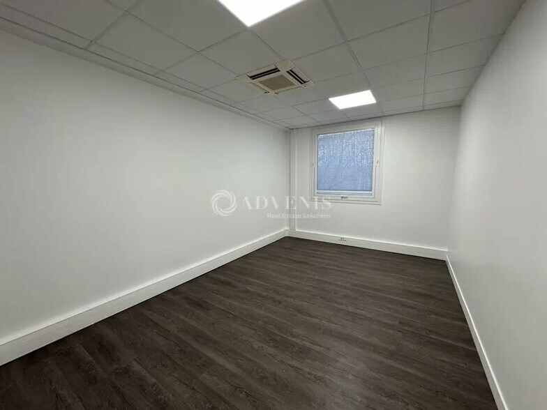 Bureau dans Tremblay-en-France à louer - Photo du bâtiment - Image 3 de 8