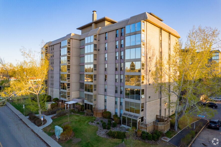 4555 Varsity Ln NW, Calgary, AB for sale - Primary Photo - Image 1 of 1