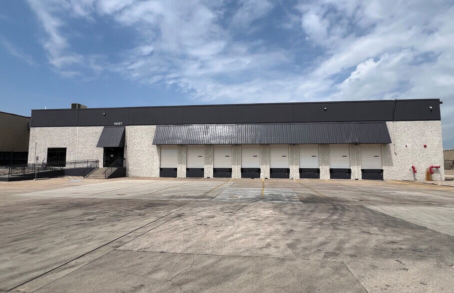 14327 Gillis Rd, Dallas, TX à louer - Photo du bâtiment - Image 1 de 6